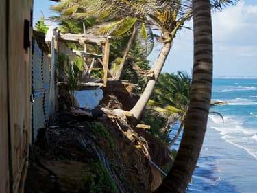 En Guadeloupe, des habitants délogés de la côte rongée par l'érosion