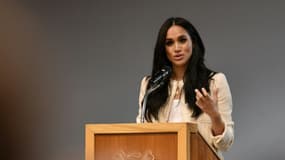 Meghan Markle s'adressant à une assemblée dans une école le 6 mars 2020 dans l'Essex, à l'occasion de la Journée internationale de la femme