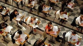 Des élèves planchent sur l'épreuve de philosophie du baccalauréat, la première au programme. Quelque 654.000 élèves passent cet examen pour lequel l'Education nationale se dit particulièrement attentive face aux tentatives de fraude au moyen de téléphones