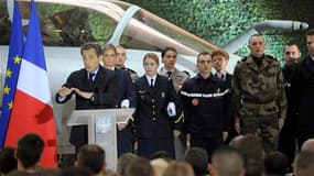 Nicolas Sarkozy, à l'occasion d'un discours sur la base aérienne de Saint-Dizier (Haute-Marne), a exclu une intervention des 900 soldats français déployés en Côte d'Ivoire pour contraindre le président ivoirien sortant Laurent Gbagbo à céder la place à Al