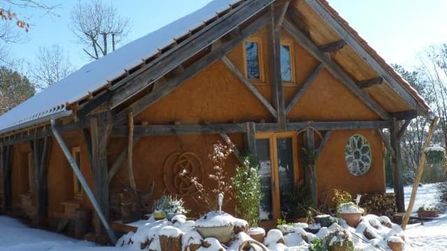 La maison en paille sous la neige