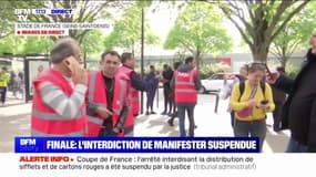 Emmanuel Macron à la finale de la Coupe de France: les syndicalistes distribuent des cartons rouges aux abords du Stade de France