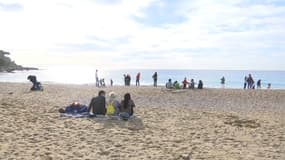 À Cassis, le week-end de Noël est si doux que les familles profitent de la plage et de la Méditerranée.