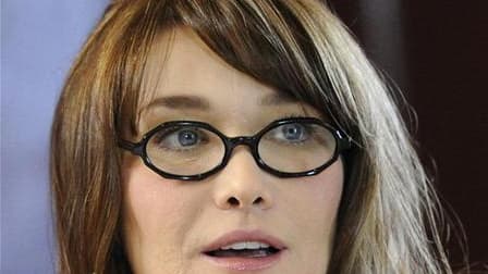 Dans un entretien diffusé dimanche sur TF1, Carla Bruni-Sarkozy dit qu'elle ne montrera "jamais" de photos de son enfant à naître, dont elle affirme ne pas vouloir connaître le sexe avant l'accouchement. /Photo d'archives/REUTERS/Lionel Bonaventure/Pool