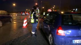 Des policiers effectuent des contrôles en Ile-de-France au moment de bouchons importants. 