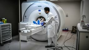 Prise d'imagerie radio d'un patient atteint d'un cancer, à l'hôpital Henri Mondor de Créteil, le 5 juin 2019