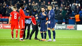 L'échange de maillots entre Alphonso Davies et Lionel Messi, sous les yeux de Kylian Mbappé