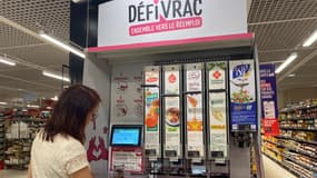 La machine de vrac en plein test, ce jeudi 26 juin, dans le Monoprix Porte de Châtillon.