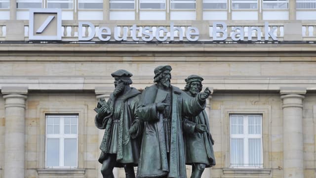 A Francfort, devant le siège de Deutsche Bank, une sculpture commémorant Gutenberg rappelle la pérennité de l'information.