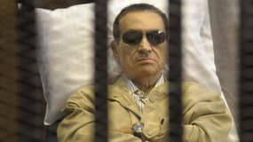 Le président du tribunal chargé du procès en appel de l'ancien président égyptien Hosni Moubarak (photo) a transmis samedi l'affaire à une autre juridiction, ouvrant la voie à une prolongation indéfinie des procédures. /Photo prise le 2 juin 2012/REUTERS