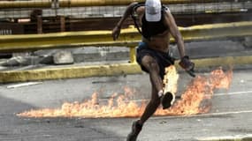 Un opposant au président Nicolas Maduro, lors d'affrontements avec la police venezuelienne, à Caracas le 20 juillet 2017