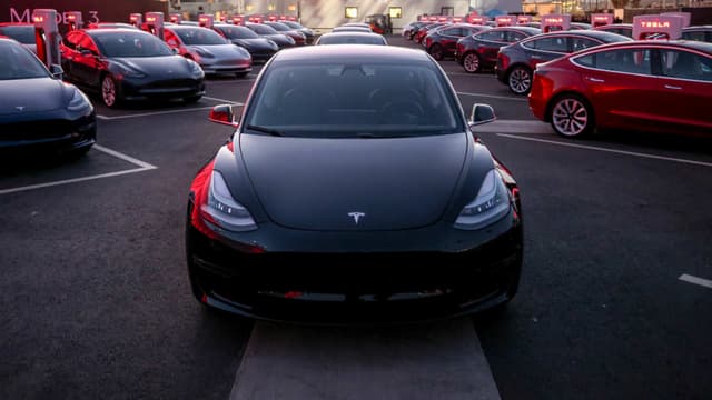 Livraison sans contact, clé sur smartphone, tutoriel d'utilisation en ligne via YouTube accessible dans l'habitacle, Tesla continue de livrer ses voitures avec les gestes barrière mais surtout grâce à ses solutions high-tech.