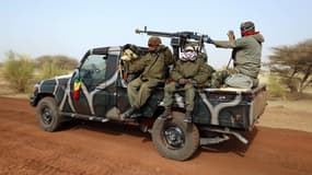 Militaires maliens quittant Tombouctou. Amnesty International affirme que des soldats maliens se sont rendus coupables de "graves atteintes aux droits de l'homme" lors de la contre-offensive engagée le 11 janvier avec le soutien des forces françaises, évo