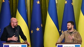 Le président du Conseil européen, Charles Michel (à gauche), et le président ukrainien, Volodymyr Zelensky, lors d'une conférence de presse commune à Kiev, le 20 avril 2022