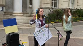 Oksana, étudiante au conservatoire d'Avignon, chante sur la place de l'Horloge contre l'invasion russe, le 18 mars 2022