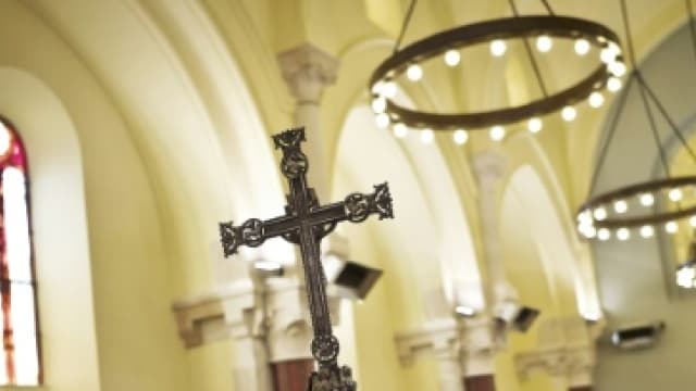 La plupart du temps par téléphone, l'escroc, qui avait sélectionné ses victimes sur annuaire
