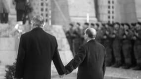 Francois Mitterrand et Helmut Kohl le 22 septembre 1984 à Douaumont