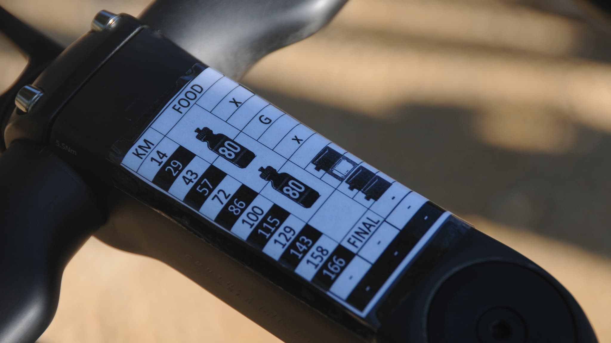 Un exemple de sticker collé sur la potence d'un vélo : il indique le plan nutritionnel à suivre pour le coureur