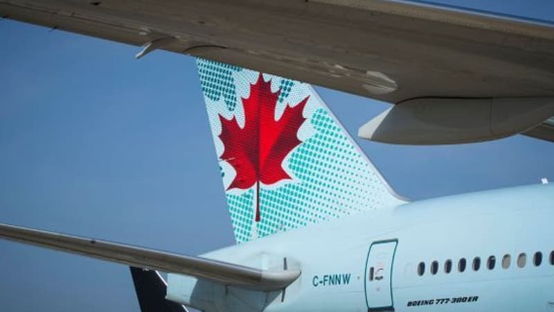 Regarder la vidéo Un Boeing fait demi-tour lors d'un vol Montréal-Lyon après un problème de pressurisation