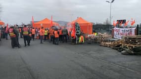 Des salariés bloquant un dépôt Auchan à Carvin (Pas-de-Calais).