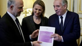 (g-d) Le premier président de la Cour des Comptes, Pierre Moscovici remet le rapport sur les retraites à la ministre chargée du Travail, Astrid Panosyan-Bouvet et au Premier ministre François Bayrou, le 20 février 2025 à Paris