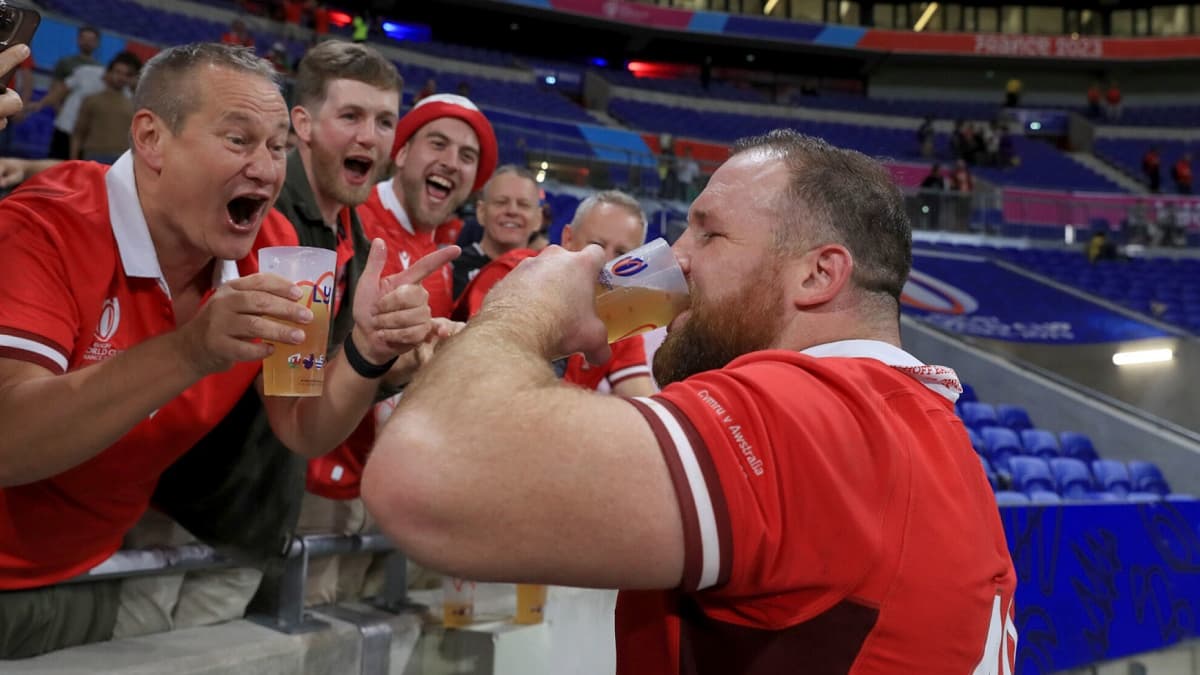 Le rugbyman gallois Henry Thomas boit une bière avec des supporters Le rugbyman gallois Henry Thomas boit une bière avec des supporters