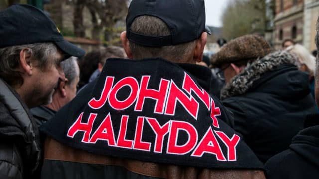 Des fans de Johnny Hallyday devant son domicile de Marnes-la-Coquette le 7 décembre 2017