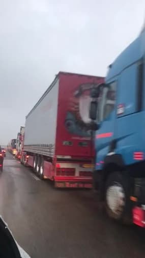 Neige: sur l'A7, les poids lourds à l'arrêt sur deux voies - Témoins BFMTV