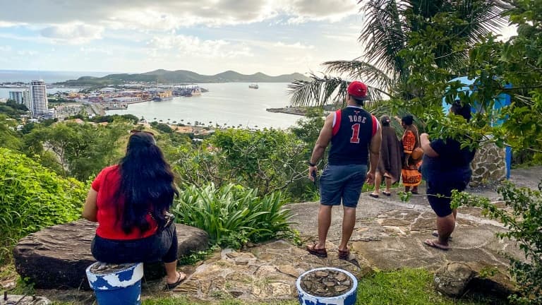Des habitants, réfugiés sur les hauteurs de la ville, observent la baie de Nouméa après un séisme de magnitude 7,7, le 19 mai 2023 en Nouvelle-Calédonie