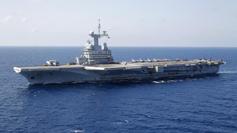 Le porte-avions Charles-de-Gaulle, navire amiral de la flotee française. Contexte économique oblige, le budget des armées jouera son rôle de variable d'ajustement et le ministre de la Défense, Jean-Yves Le Drian, a prévenu que des coupes étaient à attendr