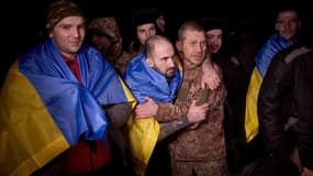 Photo communiquée le 3 janvier 2024 par la présidence ukrainienne de soldats ukrainiens libérés par la Russie lors d'un échange de prisonniers