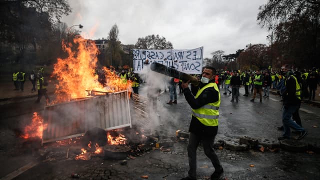 Des manifestants construisent une barricade le 1er décembre 2018 à Paris.