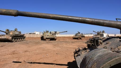 Des chars de l'armée syrienne positionnés à l'est d'Alep, le 17 février 2017