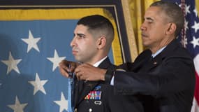 Barack Obama décore un le soldat américain d'origine française Florent A. Groberg, à la Maison Blanche, le 12 novembre.