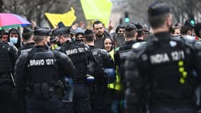 Des manifestants entourés de forces de l'ordre, samedi 30 janvier 2021