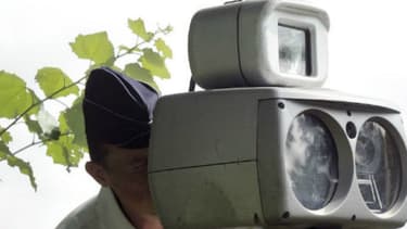 Un policier contrôle la vitesse avec un radar mobile. Le sénateur Jean-Pierre Grand veut empêcher le signalement de ces contrôles comme des radars fixes, quel que soit le dispositif utilisé.