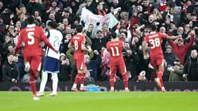 Mohamed Salah célèbre un but devant les supporters de Liverpool déchaînés, le 6 février 2025