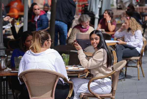 Des personnes en terrasse à Jérusalem, le 9 mars 2021.