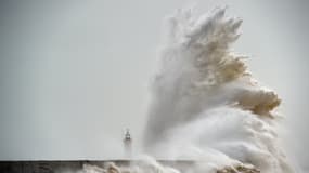 Une vague s'écrase sur le phare de Newhaven en Angleterre le 8 février 2016 (PHOTO D'ILLUSTRATION)