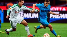 Le Stéphanois Jérémy Clément en duel avec le Milanais Mateo Kovacic