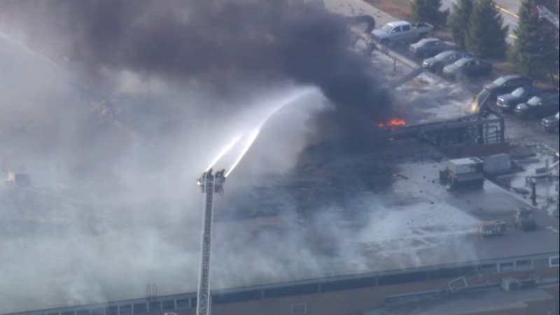 Les pompiers tentent d'éteindre un incendie après une explosion dans une usine à Bedford (Ohio), dans l'est des Etats-Unis
