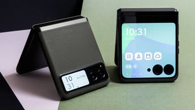 A gauche, le Motorola Razr 40 avec un écran réduit en façade. A droite, le Razr 40 Ultra avec le plus grand écran extérieur du marché.