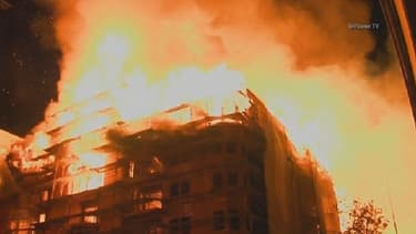 L'incendie s'est déclaré sur le chantier d'un complexe résidentiel, en plein centre de Los Angeles.