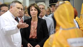 Marisol Touraine, lors d'un exercice de préparation des services du SAMU à la prise en charge d'un patient contaminé par Ebola.