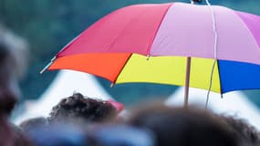 Un parapluie multicolore.