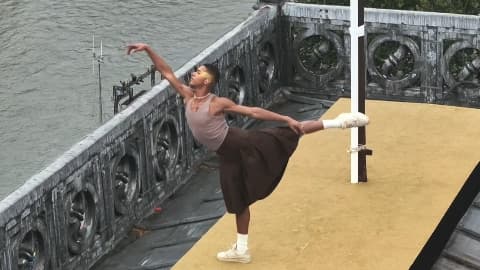 Guillaume Diop, danseur étoile du ballet de l'Opéra de Paris, danse sur les toits de Paris pour la Cérémonie d'ouverture des JO, 26 juillet 2024