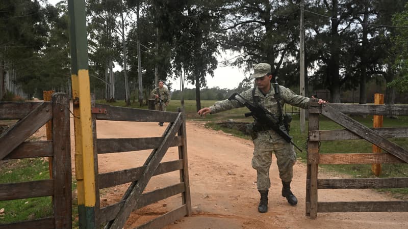L'entrée du site militaire du bataillon d'infanterie parachutiste n°14 en Uruguay, là où ont été retrouvés des restes humains, le 6 juin 2023.