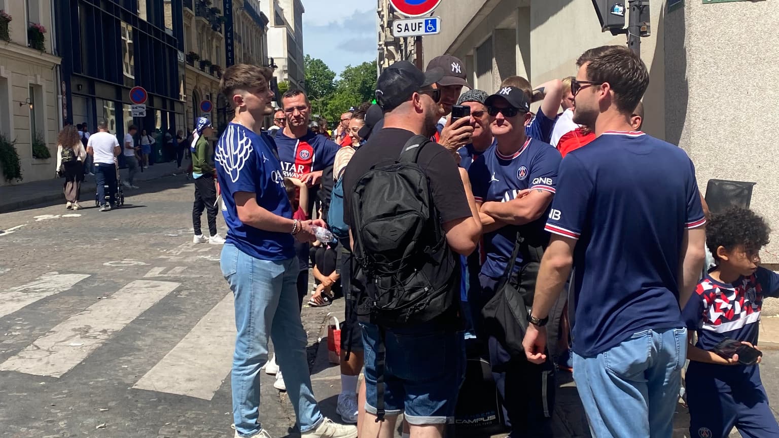 2h avant l'ouverture des accès aux Champs, il y a déjà la queue pour la parade du PSG, ce dimanche. 2h avant l'ouverture des accès aux Champs, il y a déjà la queue pour la parade du PSG, ce dimanche.