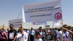 Lors d'une manifestation anti Etat islamique, les manifestants brandissent le "n" arabe dont les jihadistes se servent pour marquer les maisons chrétiennes.