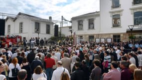 Une foule assiste à une commémoration devant la gare de Brétigny-sur-Orge le 12 juillet 2014. 